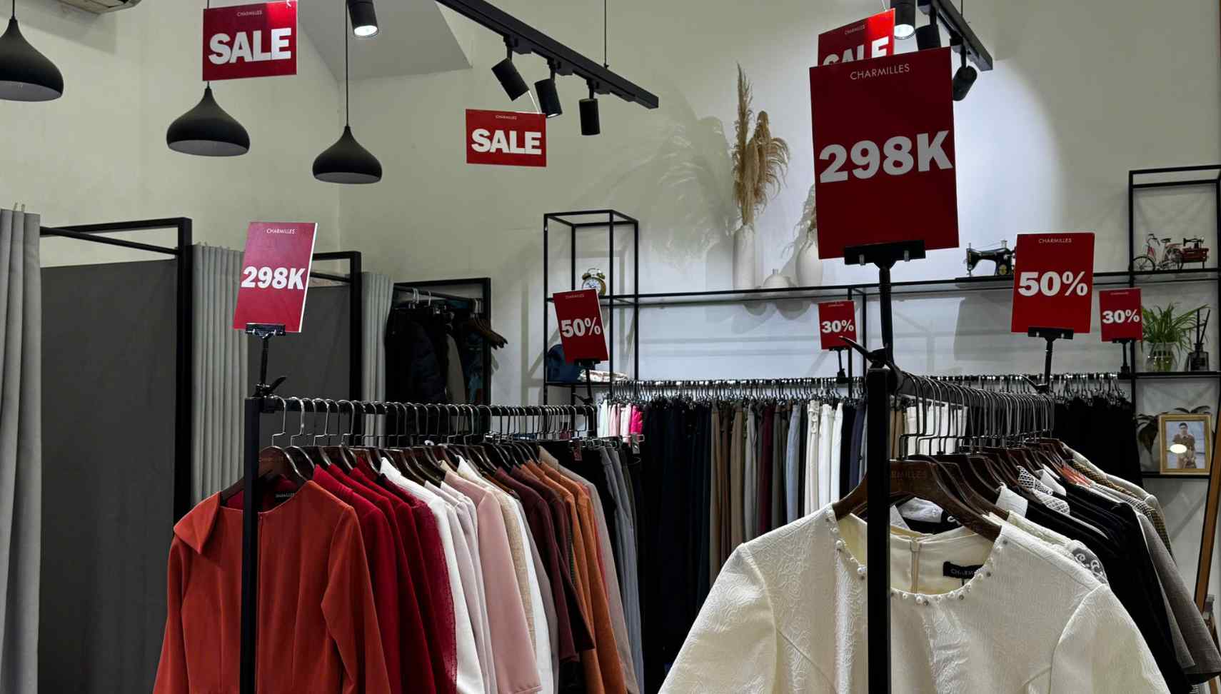 Businesses "race" for the year-end shopping season. Photo: Linh Phuong.