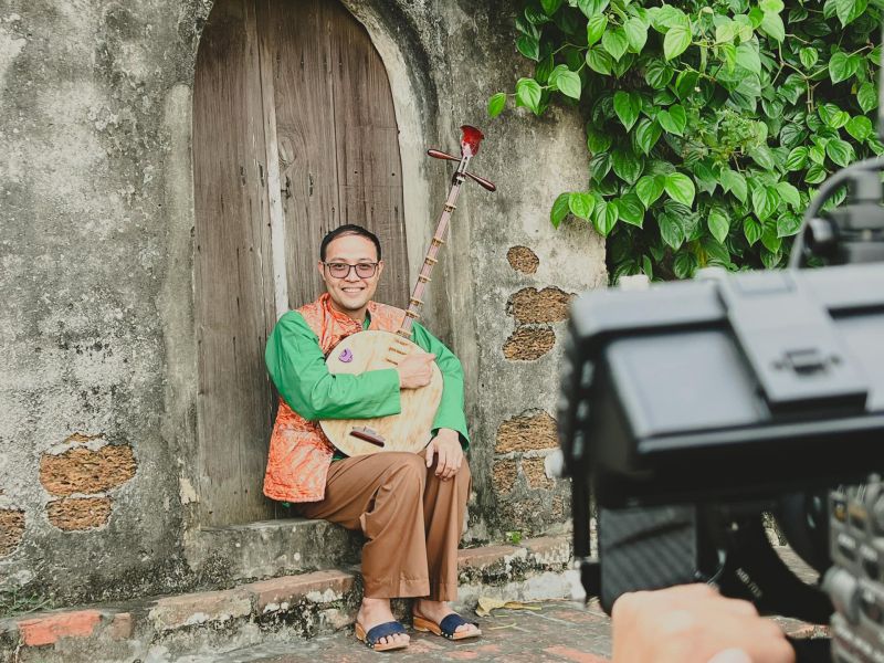 Thai Son o hau truong phim “Duoi bong cay hanh phuc“. Anh: Nhan vat cung cap