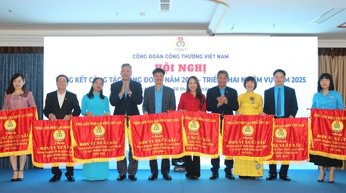 Many collectives and individuals in the Industry and Trade sector with outstanding achievements in trade union activities have been commended and rewarded by all levels and sectors. Photo: Nguyen Linh