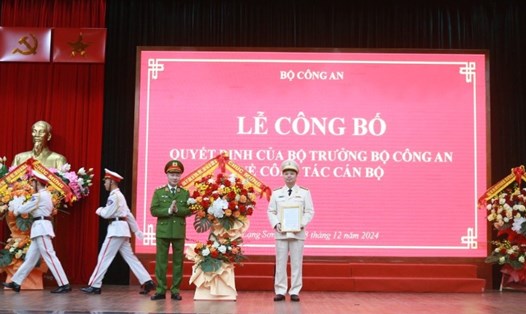 Thứ trưởng Bộ Công an trao quyết định và tặng hoa chúc mừng Đại tá Nguyễn Tiến Trung, tân Giám đốc Công tỉnh Lạng Sơn. Ảnh: Hoàng Huấn
