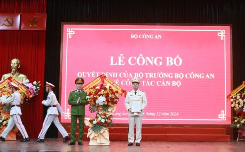Deputy Minister of Public Security presented the decision and flowers to congratulate Colonel Nguyen Tien Trung, the new Director of Lang Son Provincial Police. Photo: Hoang Huan