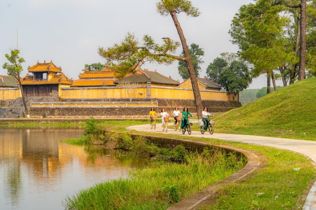 Trung tam Bao ton Di tich Co do Hue to chuc khai truong tuyen du lich xanh, than thien moi truong tai khu vuc lang vua Gia Long ke tu ngay 4.2.2024. Anh: Bao Minh