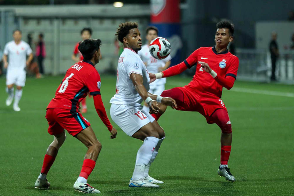 Vietnam team prepares plan to counter Singapore's long balls. Photo: VFF