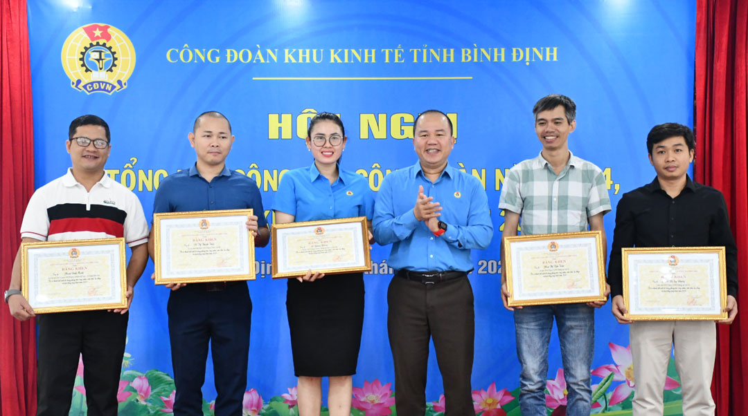 Vice President of Binh Dinh Provincial Labor Federation Le Tu Binh awarded certificates of merit to outstanding collectives. Photo: Xuan Nhan.