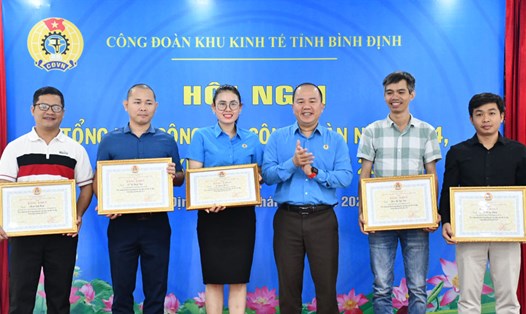 Phó Chủ tịch LĐLĐ tỉnh Bình Định Lê Từ Bình trao bằng khen cho các tập thể xuất sắc. Ảnh: Xuân Nhàn.