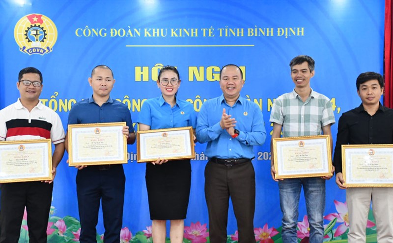 Vice President of Binh Dinh Provincial Labor Federation Le Tu Binh awarded certificates of merit to outstanding collectives. Photo: Xuan Nhan.