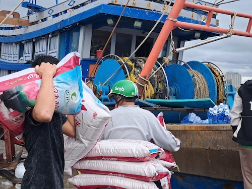 Fishermen in the Central region prepare for the year-end offshore trip. Photo: Nguyen Linh