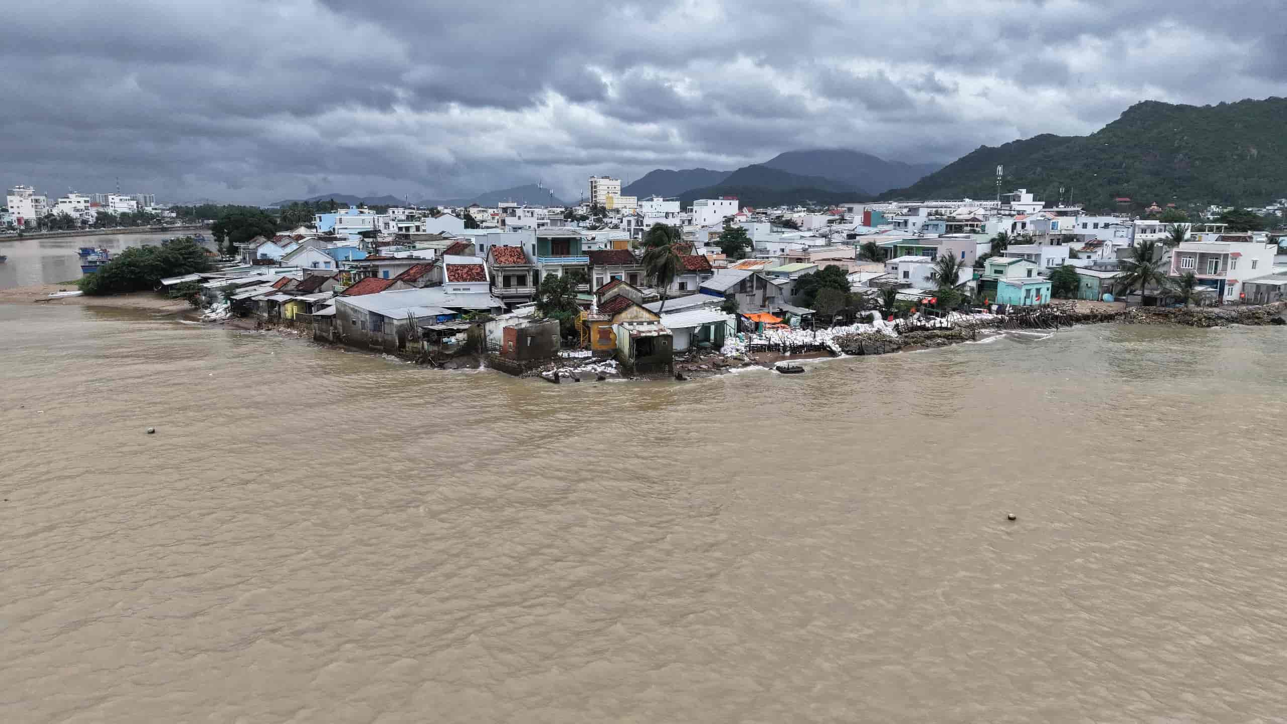 Tình trạng sóng biển lấn sâu vào khu dân cư đã kéo dài từ năm 2022 đến nay, khiến hàng loạt ngôi nhà bị sập, tài sản bị sóng cuốn trôi. 