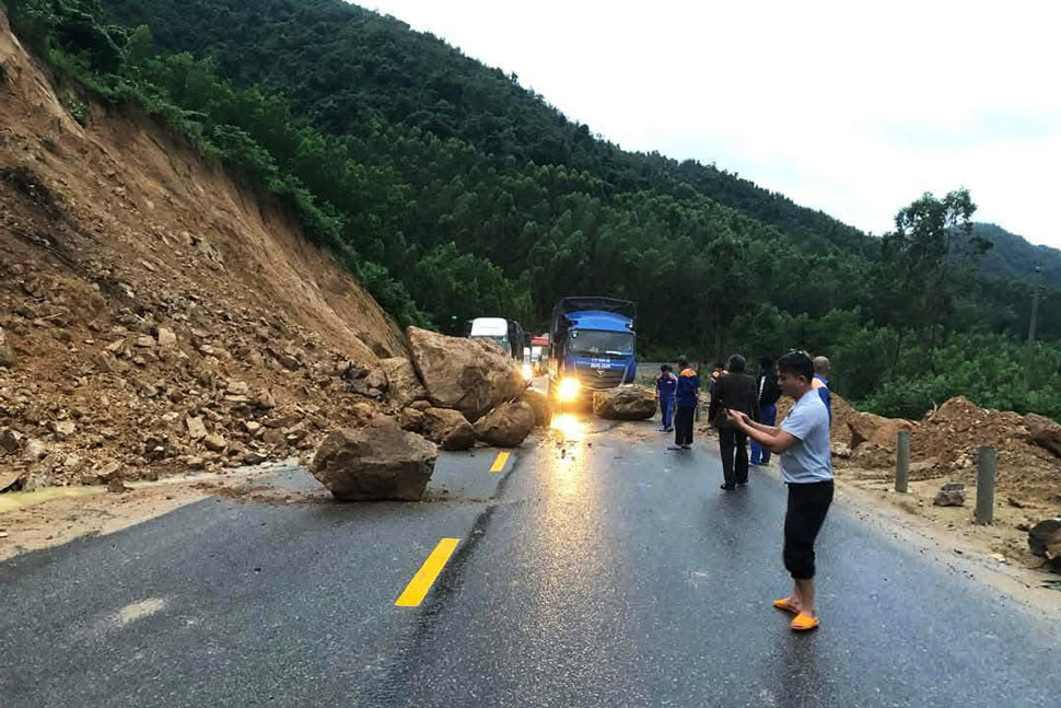 Rocks and soil on An Khe Pass slid down National Highway 19 (through Tay Son District, Binh Dinh) on the morning of December 28. Photo: Tam Anh