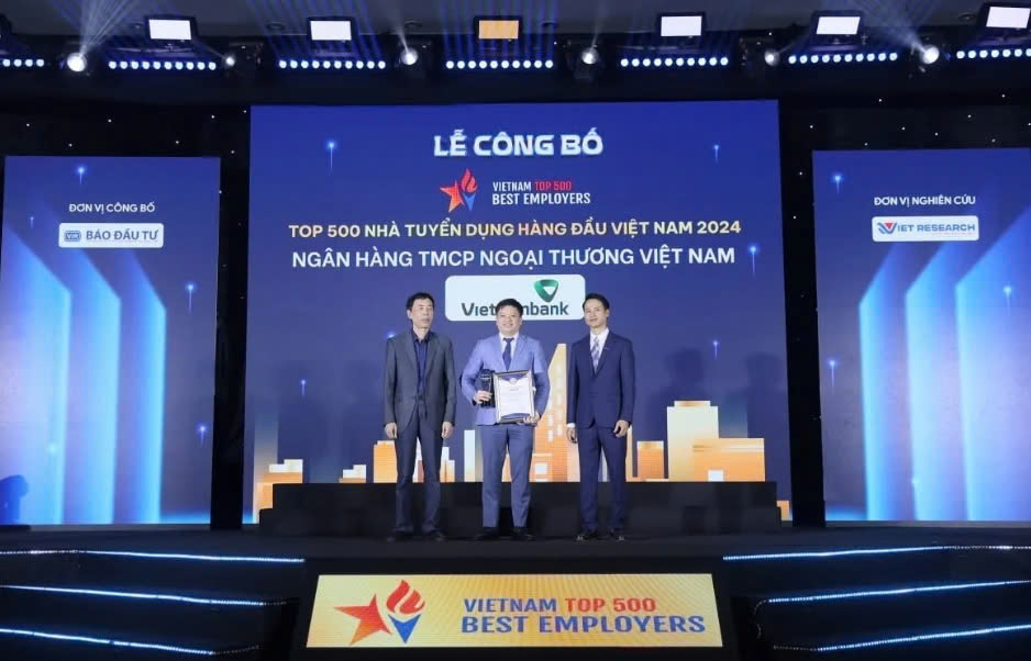 Dai dien Vietcombank, ong Nguyen Kien Hieu - Pho Truong Ban To chuc & Nhan su (giua) nhan giai thuong “Top 500 nha tuyen dung hang dau Viet Nam nam 2024”. 