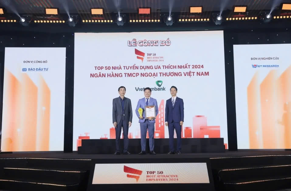 Dai dien Vietcombank, ong Nguyen Kien Hieu - Pho Truong Ban To chuc & Nhan su (giua) nhan giai thuong “Top 50 nha tuyen dung ua thich nhat nam 2024”. Anh: DN