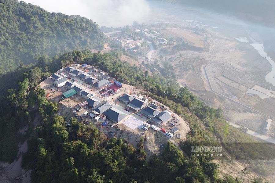 New, spacious houses have sprung up at the Huoi Ke resettlement site, Linh village, Muong Pon commune, Dien Bien district, Dien Bien province. Photo: Thanh Binh