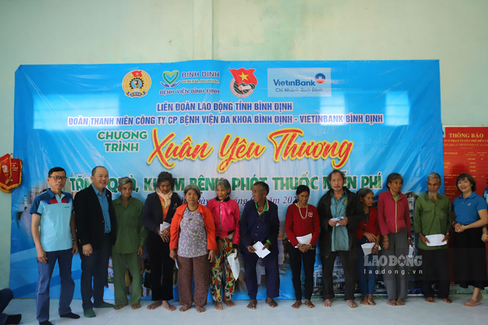 Binh Dinh Provincial Federation of Labor coordinated with sponsors to give gifts to people in village 6 (An Vinh commune, An Lao district) on the occasion of Tet 2024. Photo: Hoai Luan