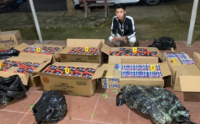 Authorities actively prevent the transportation of illegal fireworks during Tet. Photo: Dakrong District Police.