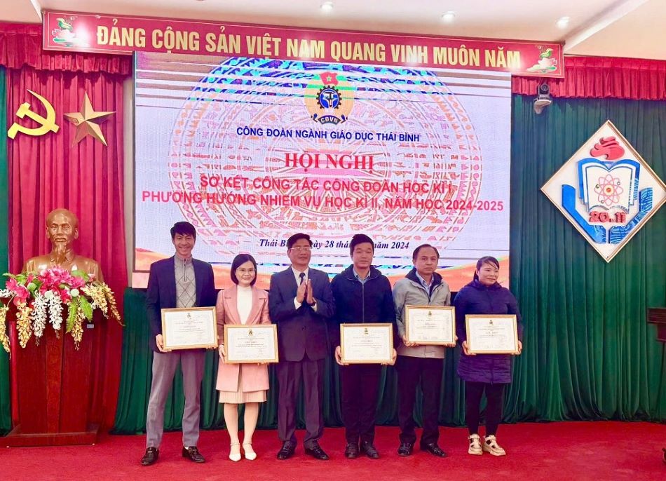 Chairman of Thai Binh Education Trade Union Vu Trong Dai awarded prizes to individuals. Photo: Ba Manh