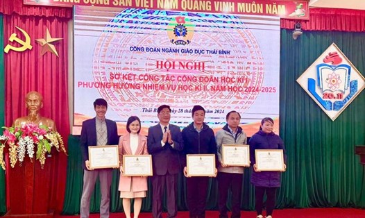 Chủ tịch Công đoàn ngành Giáo dục Thái Bình Vũ Trọng Đại trao khen thưởng cho các cá nhân. Ảnh: Bá Mạnh