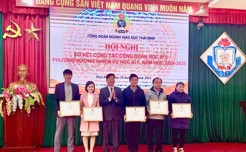 Chairman of Thai Binh Education Trade Union Vu Trong Dai awarded prizes to individuals. Photo: Ba Manh