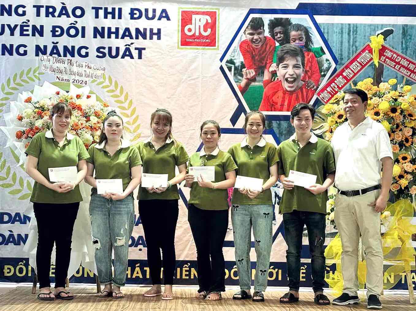 Dong Phu Cuong Joint Stock Company pays bonuses to employees. Photo: Provided by the company