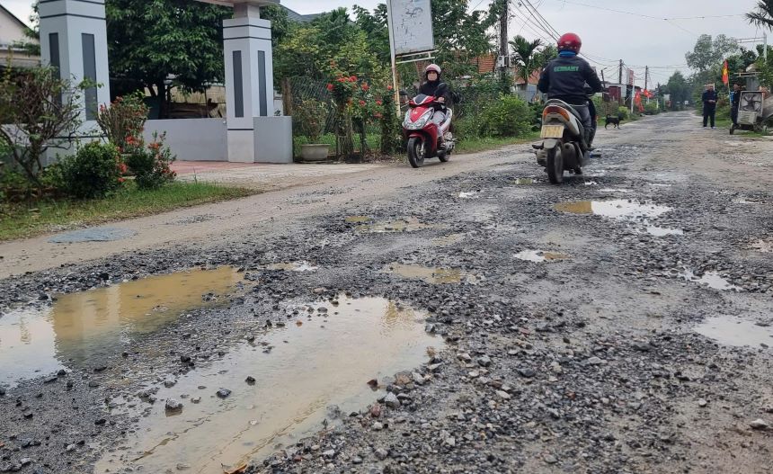 Đường thảm nhựa xuống cấp nặng sau khi đơn vị thi công cao tốc mượn đường. Ảnh: Hưng Thơ.