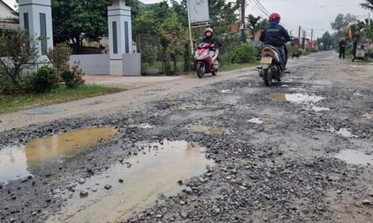 Đường thảm nhựa xuống cấp nặng sau khi đơn vị thi công cao tốc mượn đường. Ảnh: Hưng Thơ.