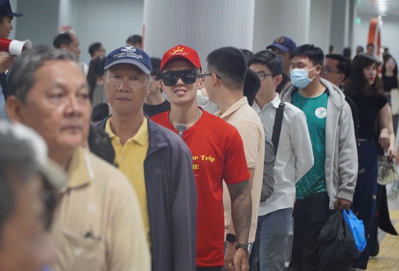 People flocked to queue up to experience Metro Line 1. Photo: Nguyen Chan