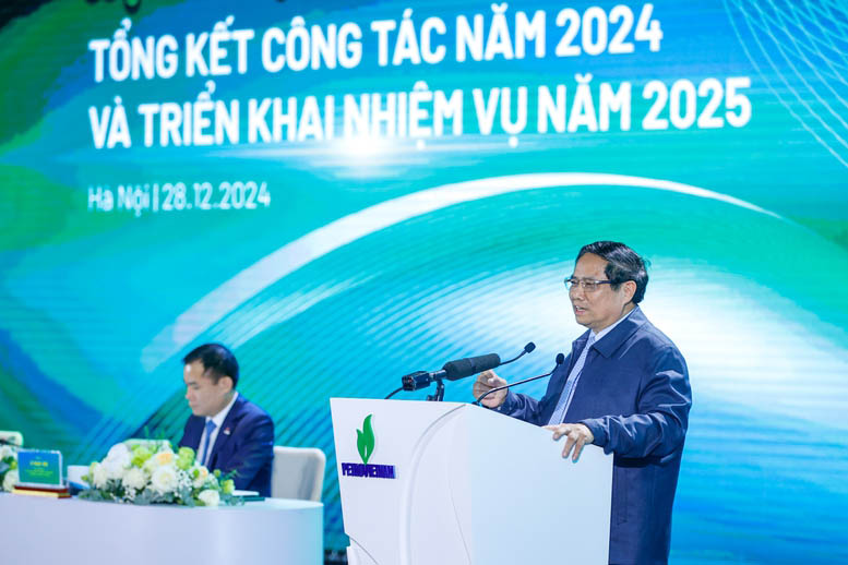 The Prime Minister emphasized the requirement to build PVN into a leading brand in the region. Photo: VGP.