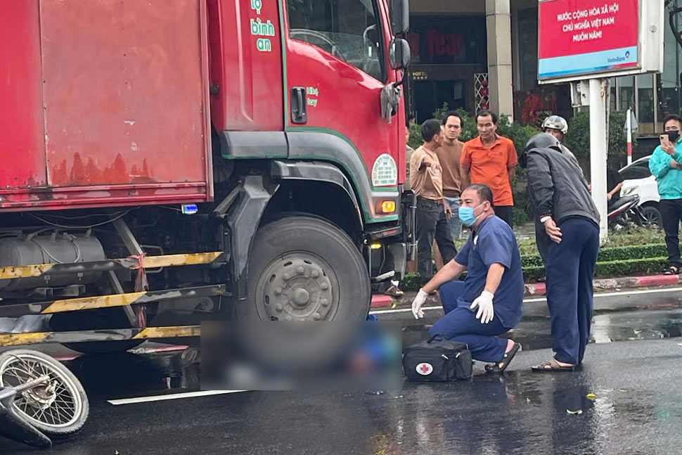 A truck collided with a motorbike on a street in Tuy Hoa (Phu Yen), causing two casualties. Photo: Minh Hang