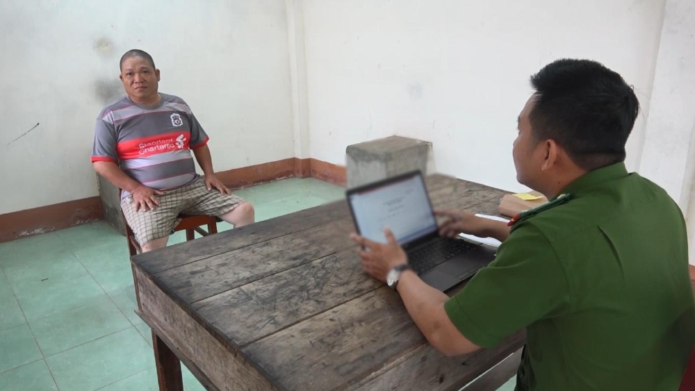 Sang lied that he knew Phu Quoc police and tricked L into giving him money to get the car out of violation. Photo: Van Vu