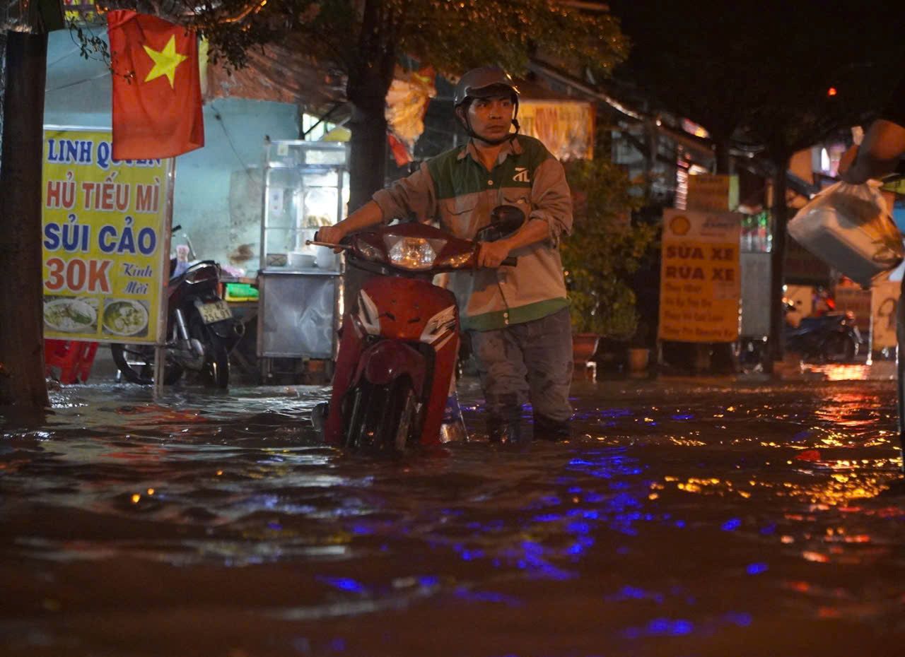 Nhiều phương tiện đã bị chết máy, người dân phải xuống dắt bộ xe. 