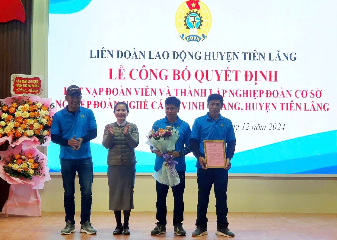 Leaders of the Tien Lang District Labor Federation, Hai Phong, presented the decision to establish the second grassroots union in the area. Photo: Mai Dung