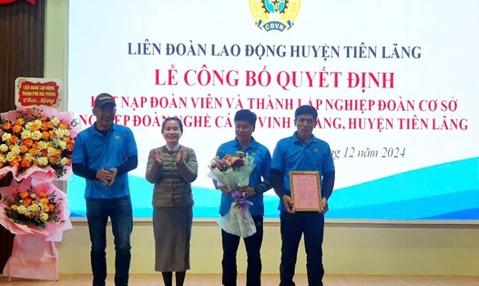 Lãnh đạo LĐLĐ huyện Tiên Lãng, Hải Phòng trao quyết định thành lập nghiệp đoàn cơ sở thứ 2 trên địa bàn. Ảnh: Mai Dung