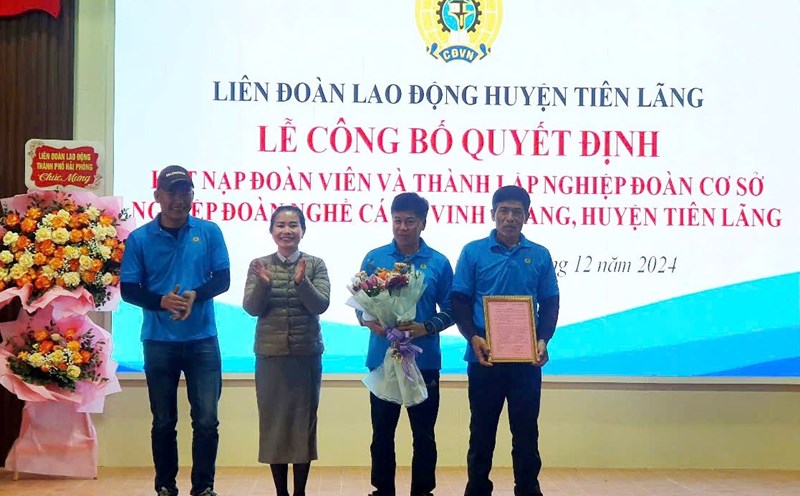 Leaders of the Tien Lang District Labor Federation, Hai Phong, presented the decision to establish the second grassroots union in the area. Photo: Mai Dung