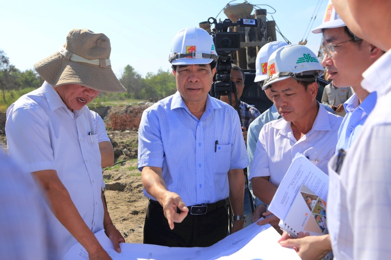 Lanh dao Quang Nam kiem tra giai phong mat bang du an o Nui Thanh. Anh: Anh Cong