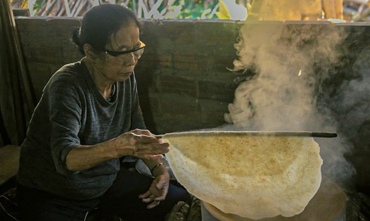 Bà Trần Thị Luyện (huyện Hòa Vang, TP Đà Nẵng) làm bánh vào dịp cuối năm. Ảnh: Nguyễn Linh