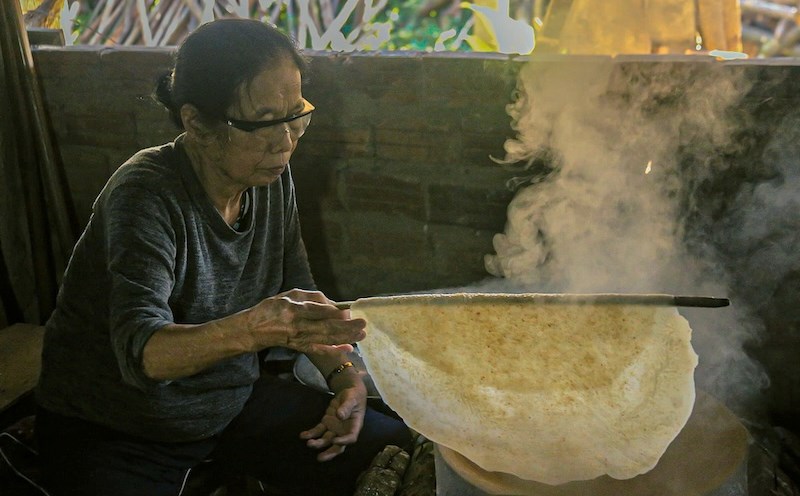Ms. Tran Thi Luyen (Hoa Vang district, Da Nang city) makes cakes at the end of the year. Photo: Nguyen Linh