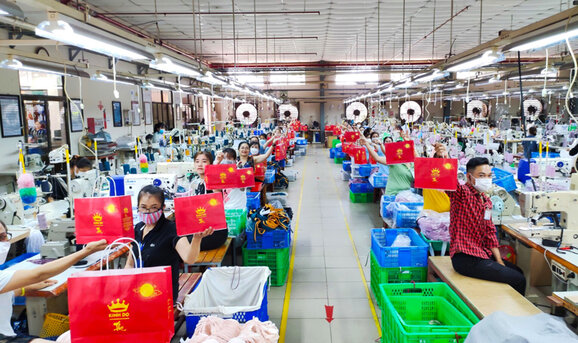 Many businesses in Lam Dong have plans to give Tet bonuses to employees. Photo: Duc Lam
