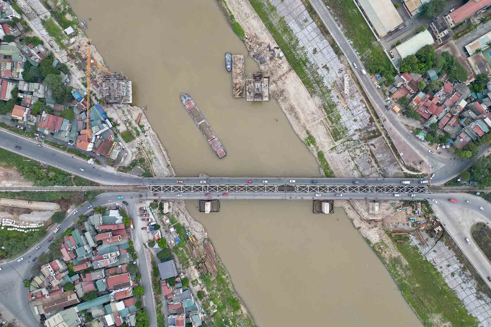 Cầu đường bộ vượt sông Đuống đạt 35% tiến độ sau hơn 15 tháng thi công. Ảnh: Hữu Chánh