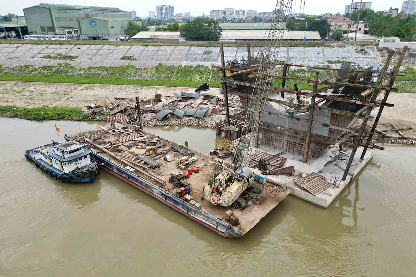 Một số trụ cầu đang được thi công hoàn thiện. Ảnh: Hữu Chánh