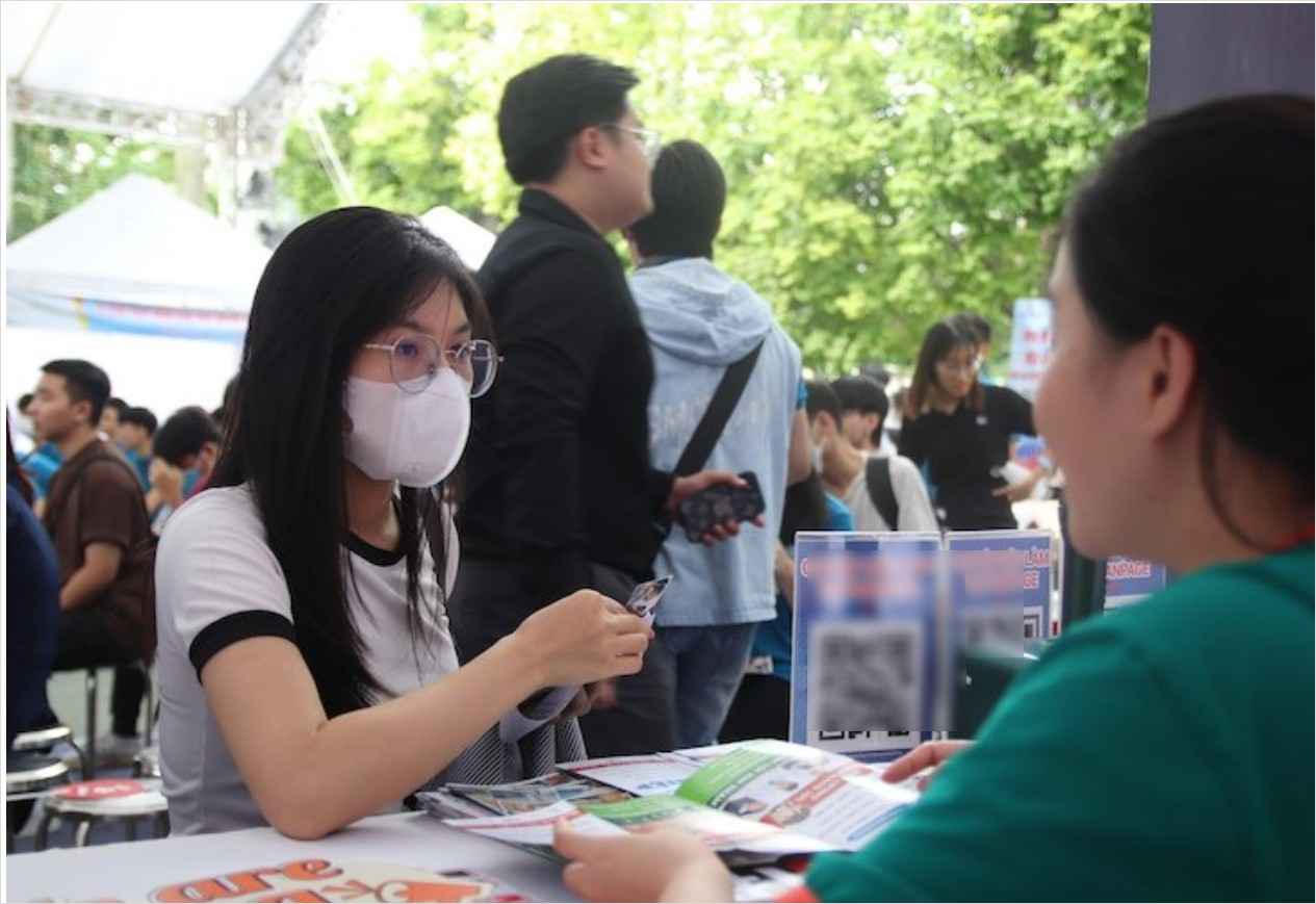 The policy of attracting and creating a source of staff from excellent graduates and young scientists has brought about many results in recent times. Illustration photo: Huong Nha