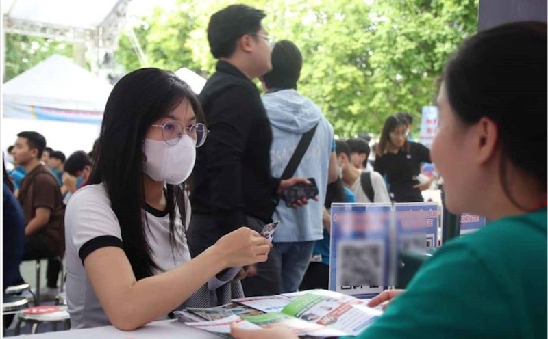 The policy of attracting and creating a source of staff from excellent graduates and young scientists has brought about many results in recent times. Illustration photo: Huong Nha