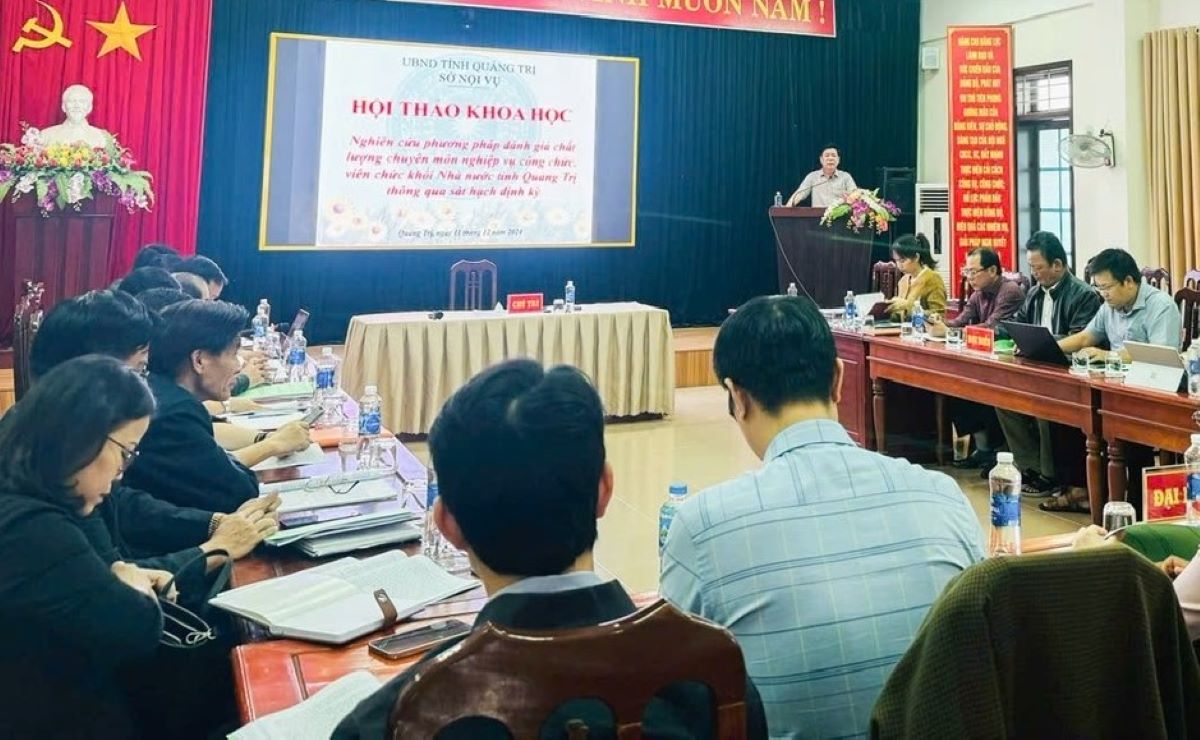 The Department of Home Affairs of Quang Tri province organized a workshop to collect opinions on periodic assessments to evaluate the professional quality of civil servants. Photo: H.Nguyen.