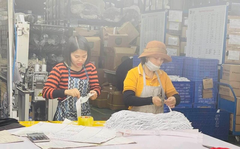 Workers work at a company in Hai Duong city. Photo: Mai Huong