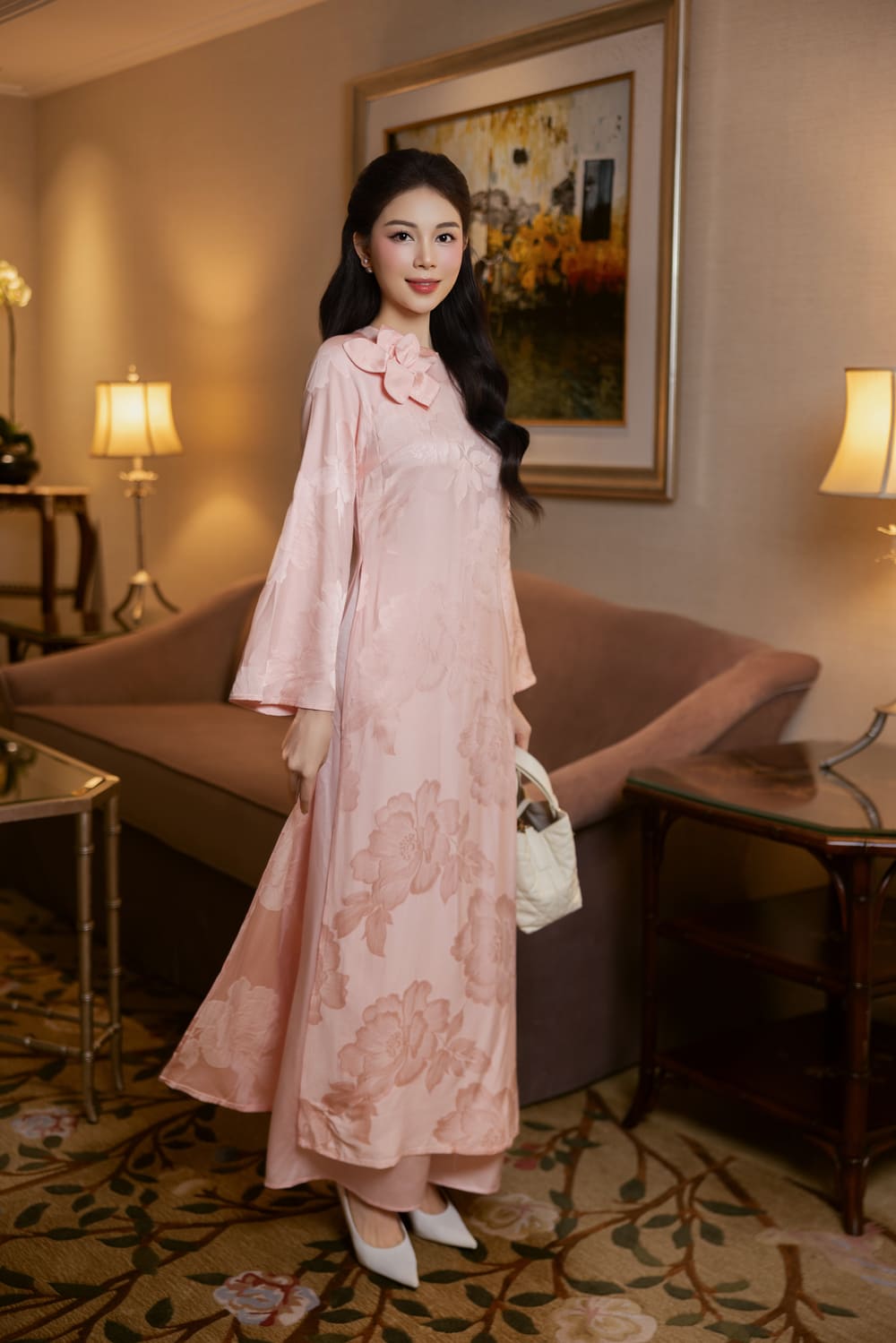 Voi tong hong, Do Manh Cuong tao ra dang ao co do tre trung. Tren nen vai ren mong manh, anh tao them hoa 3D rat duoc yeu thich thoi gian qua tren nhung dang vay om quyen ru. Phan that eo luon duoc chu trong nhung van phai tao ra su thoai mai cho nguoi mac.