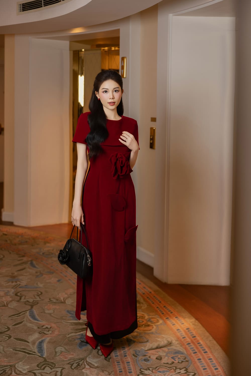 Linh Rin dien phom ao rong thuot tha voi diem nhan la hoa tiet hoa in to ban. Cung voi chat lieu nay, Do Manh Cuong cung mang den thiet ke voi sac vang tuoi tan. Linh Rin dien ao cung vong co ngoc trai, tang them su sang trong. Anh: NVCC