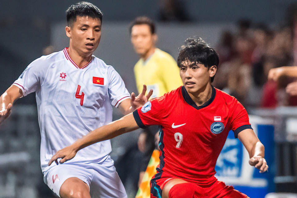 Singapore (red shirt) faces many difficulties against the Vietnamese team in the second leg of the ASEAN Cup 2024 semi-final. Photo: FAS