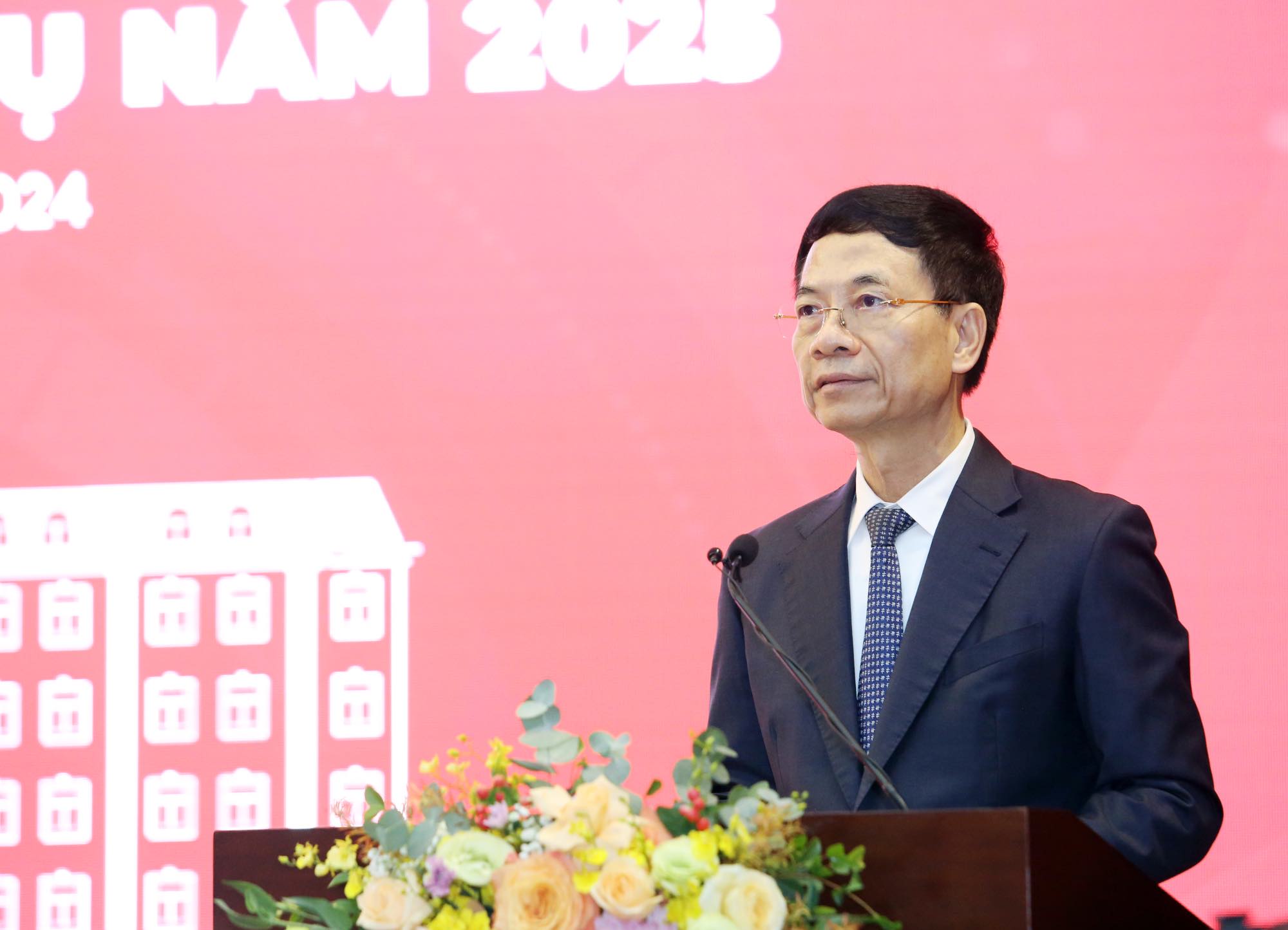 Minister of Information and Communications Nguyen Manh Hung speaks at the Conference to review work in 2024 and deploy tasks in 2025. Photo: MIC