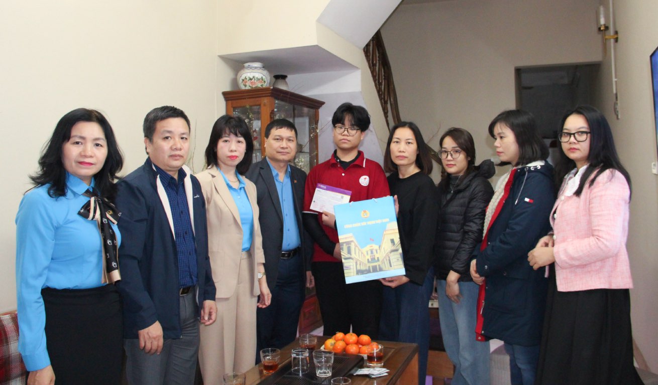 Vietnam Construction Trade Union presented savings books to children of Lilama Corporation Trade Union members. Photo: Vietnam Construction Trade Union