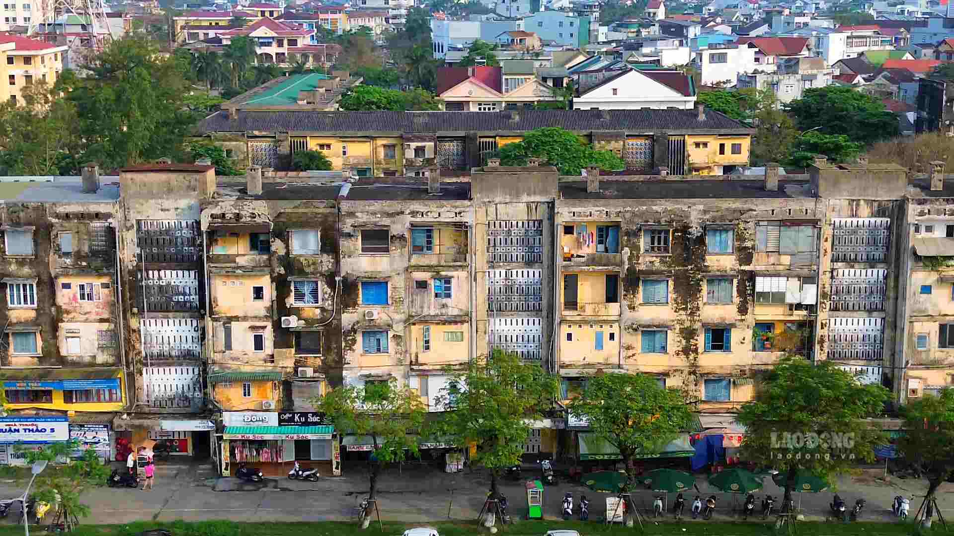 Chung cu Dong Da o Hue truoc khi ha giai. Anh: Nguyen Luan.