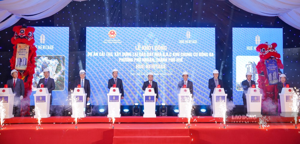 Pressing the button to officially start the Project to Renovate and Reconstruct Blocks A, B, C of Dong Da Apartment Complex. Photo: Nguyen Luan.