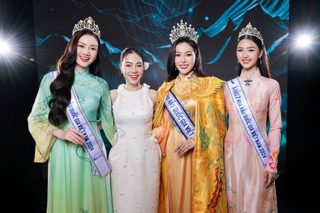 Top 3 Miss Vietnam National took a photo with the head of the organizing committee. Photo: Golden Lotus.